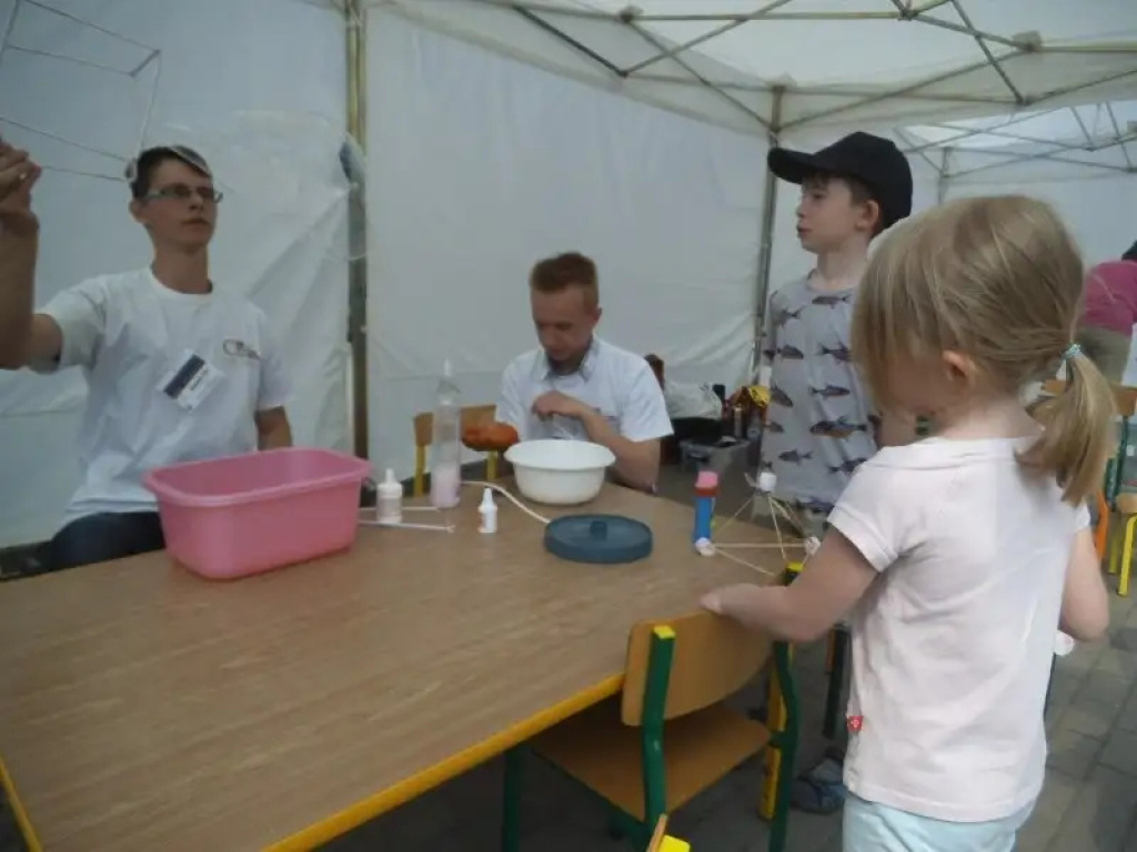 Uczniowie CEZiU na Festiwalu Nauki  w Legionowie