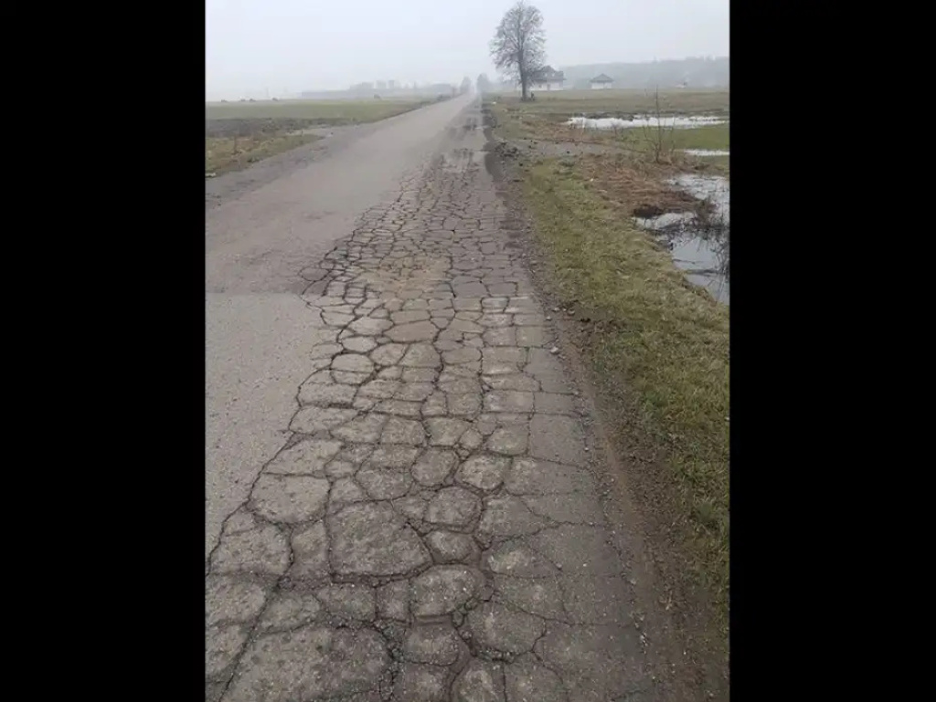 Trakt Napoleoński w opłakanym stanie - mieszkańcy interweniują, wojewoda zwleka