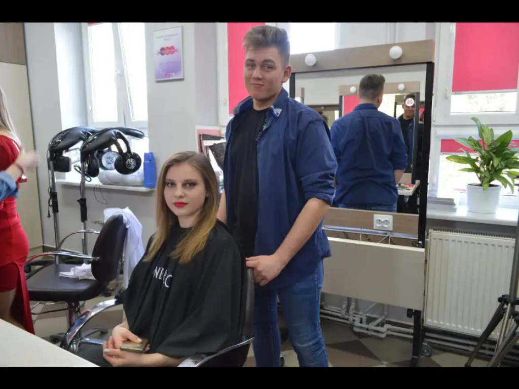 Bartosz Czubak nagrodzony w międzynarodowym konkursie fryzjerskim. To uczeń I TP-U w Wyszkowie