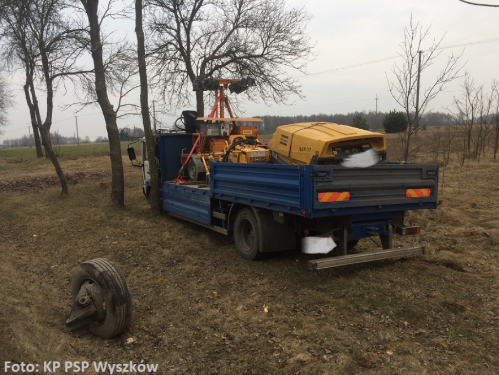 Z drogi prosto w... drzewo. Seria niebezpiecznych kolizji na podwyszkowskich drogach
