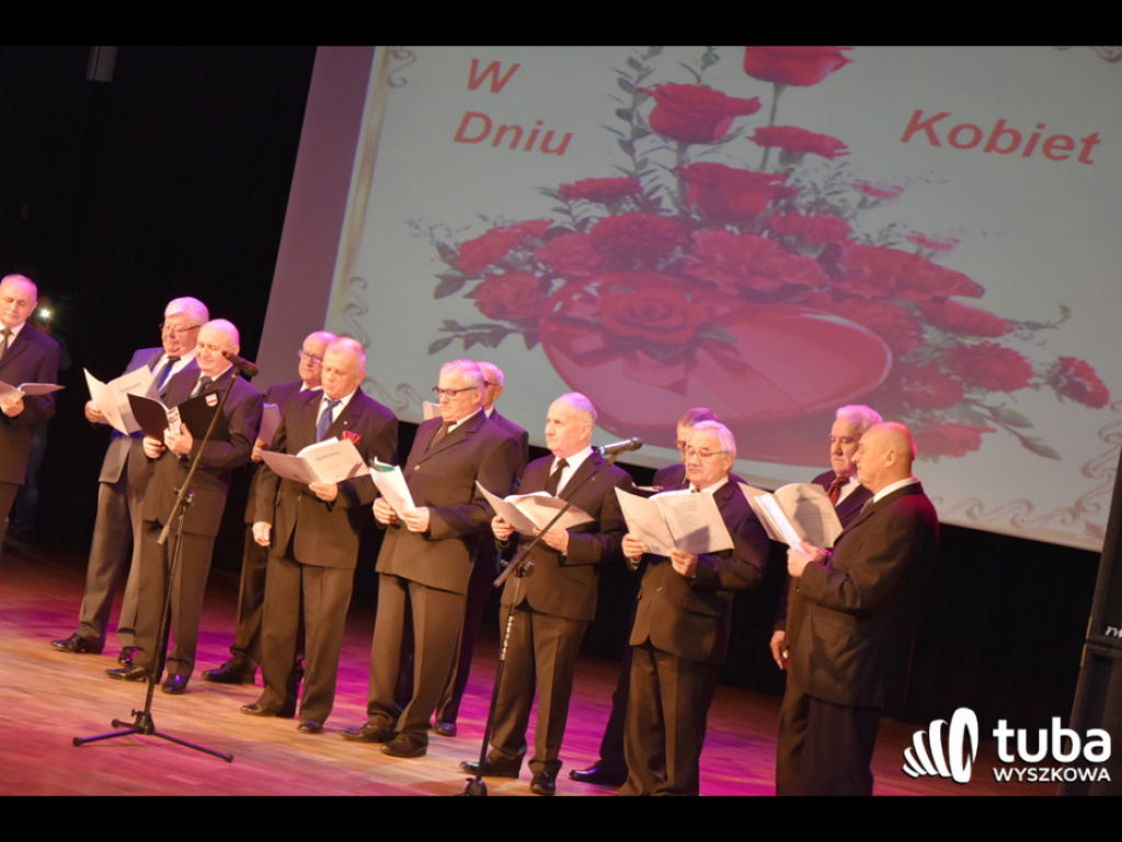 Seniorzy i młodzież razem na Dzień Kobiet. Wyjątkowy koncert dla wyszkowianek