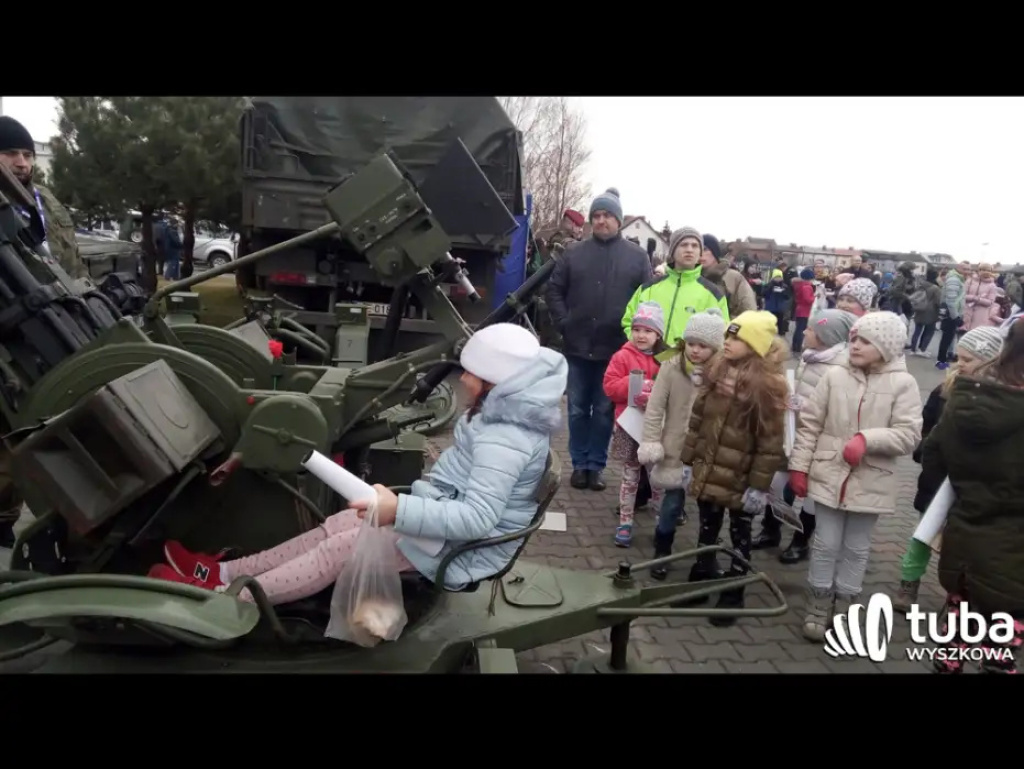 Wiosna z wojskiem. Wyszkowscy uczniowie powitali nową porę roku po żołniersku