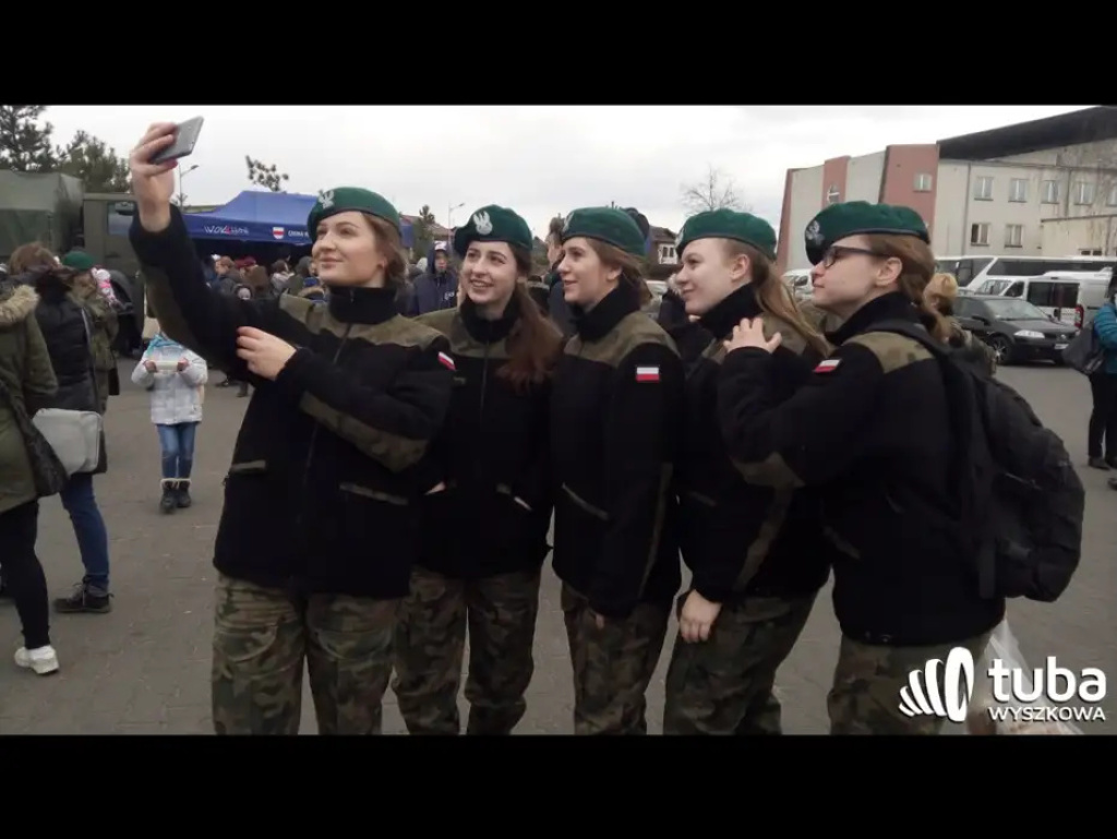 Wiosna z wojskiem. Wyszkowscy uczniowie powitali nową porę roku po żołniersku