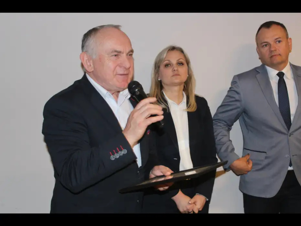 Za sukcesy i niesienie pomocy - podziękowanie samorządu dla „Sylaby” i SP nr 5