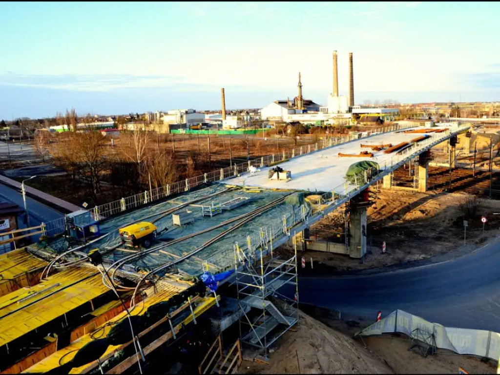 Nowy wiadukt w Wyszkowie w sierpniu, obwodnica śródmiejska w październiku (foto, video)