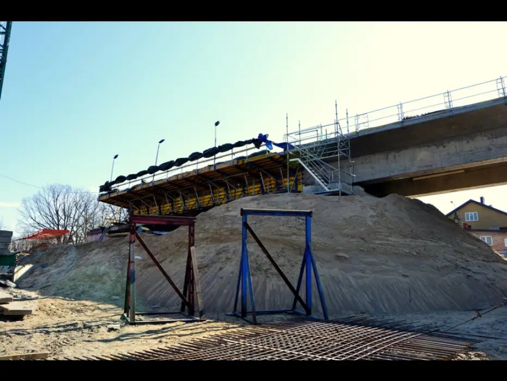 Nowy wiadukt w Wyszkowie w sierpniu, obwodnica śródmiejska w październiku (foto, video)