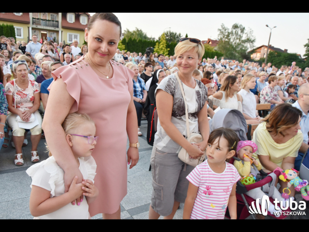 Uwielbienie poprzez śpiew i modlitwę. Cudowny koncert w Sanktuarium Św. Rodziny