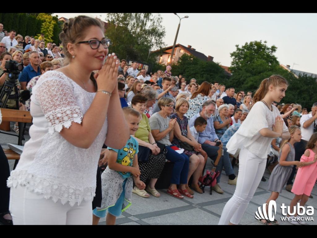 Uwielbienie poprzez śpiew i modlitwę. Cudowny koncert w Sanktuarium Św. Rodziny