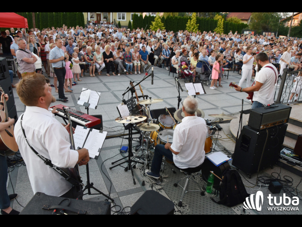 Uwielbienie poprzez śpiew i modlitwę. Cudowny koncert w Sanktuarium Św. Rodziny