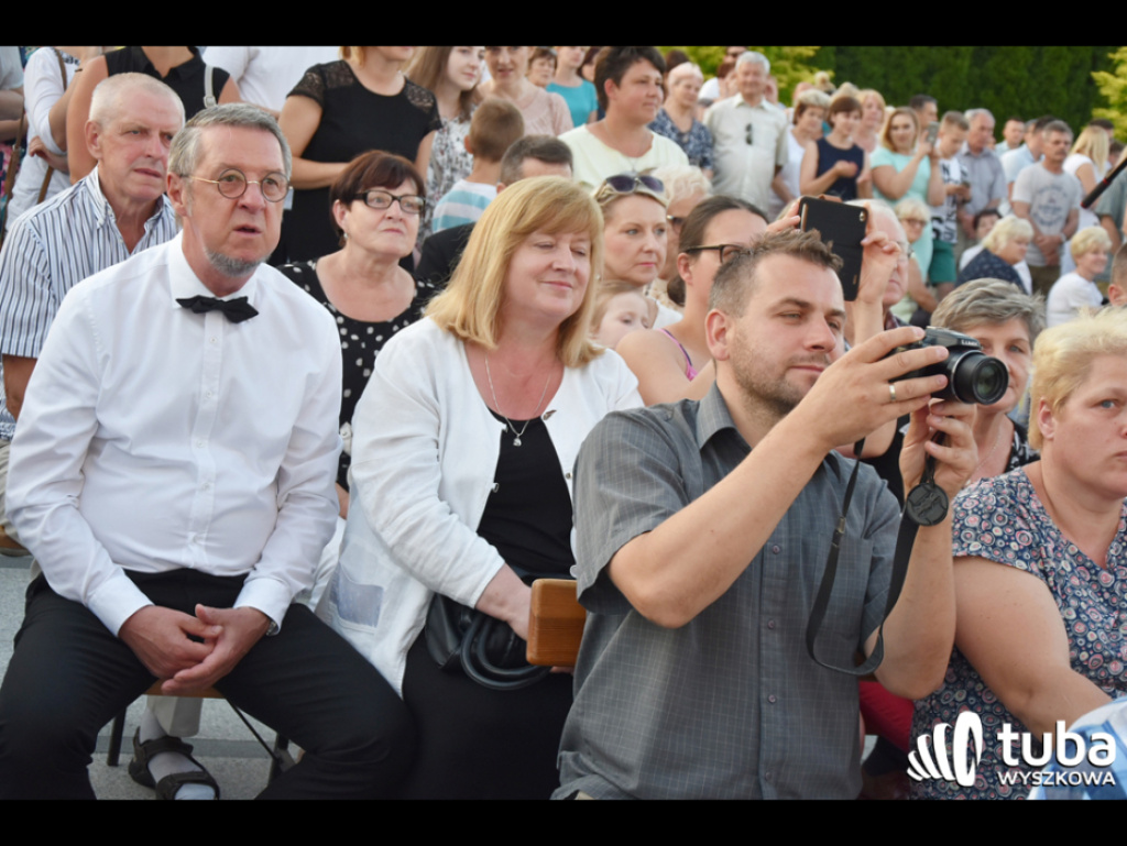 Uwielbienie poprzez śpiew i modlitwę. Cudowny koncert w Sanktuarium Św. Rodziny