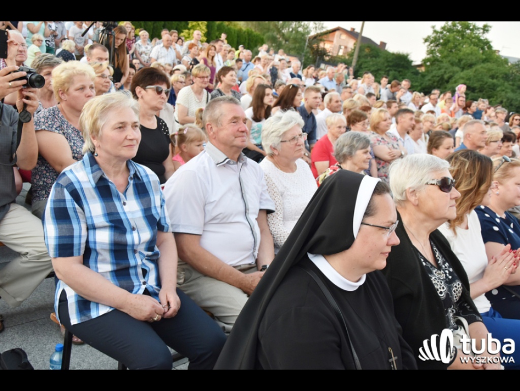 Uwielbienie poprzez śpiew i modlitwę. Cudowny koncert w Sanktuarium Św. Rodziny