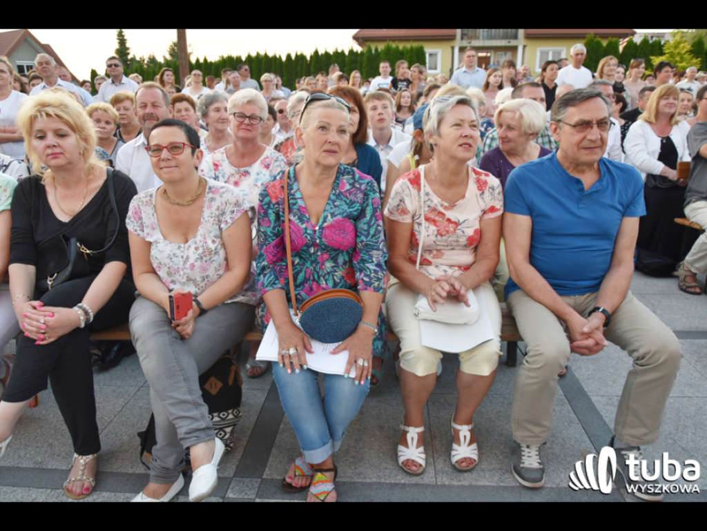 Uwielbienie poprzez śpiew i modlitwę. Cudowny koncert w Sanktuarium Św. Rodziny