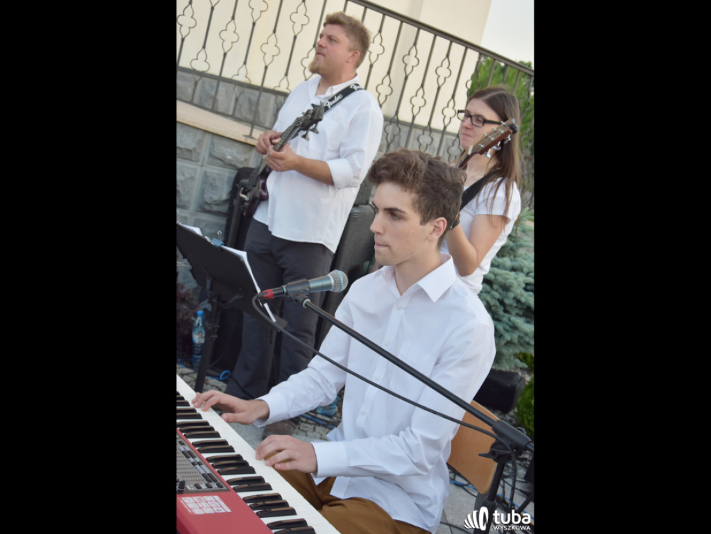 Uwielbienie poprzez śpiew i modlitwę. Cudowny koncert w Sanktuarium Św. Rodziny