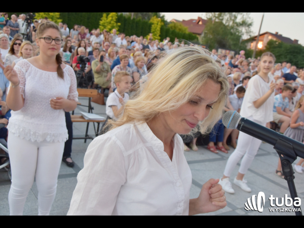 Uwielbienie poprzez śpiew i modlitwę. Cudowny koncert w Sanktuarium Św. Rodziny