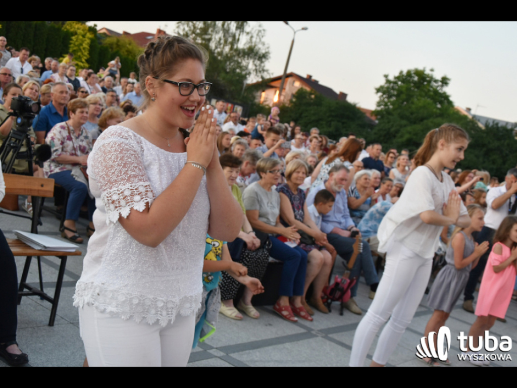 Uwielbienie poprzez śpiew i modlitwę. Cudowny koncert w Sanktuarium Św. Rodziny