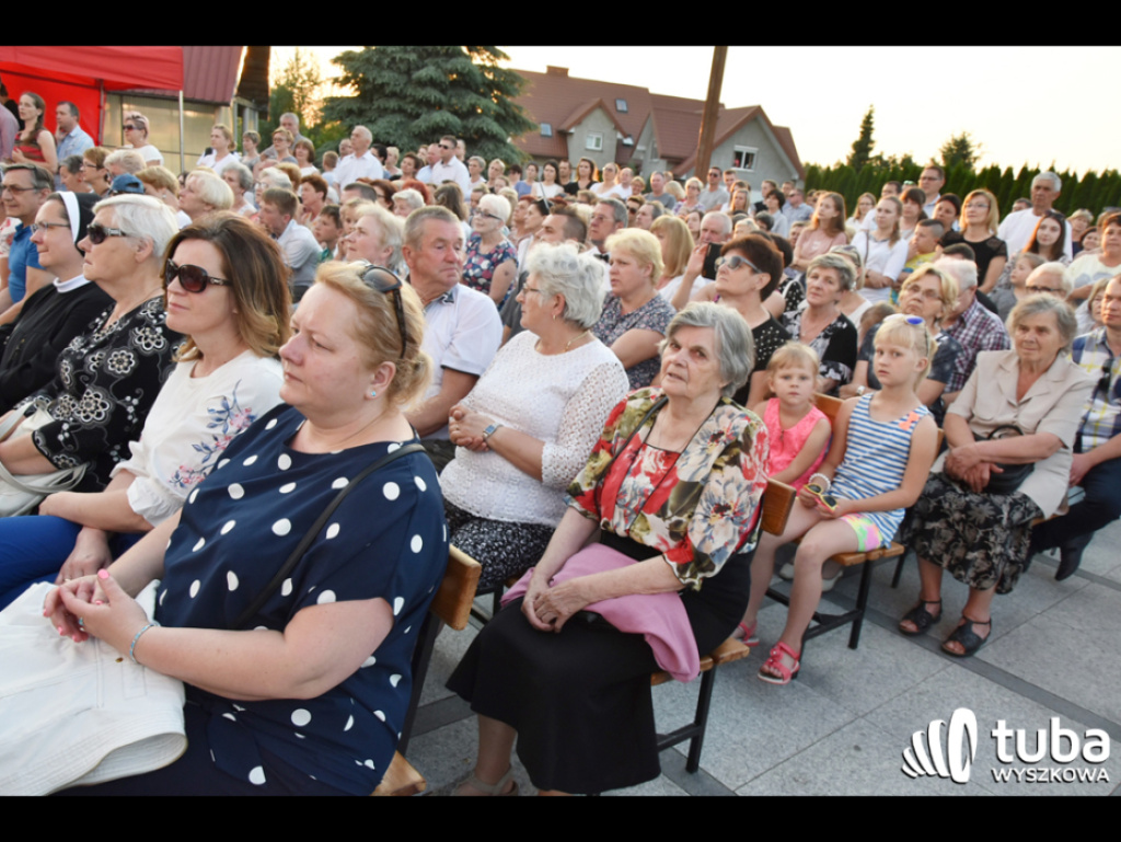 Uwielbienie poprzez śpiew i modlitwę. Cudowny koncert w Sanktuarium Św. Rodziny