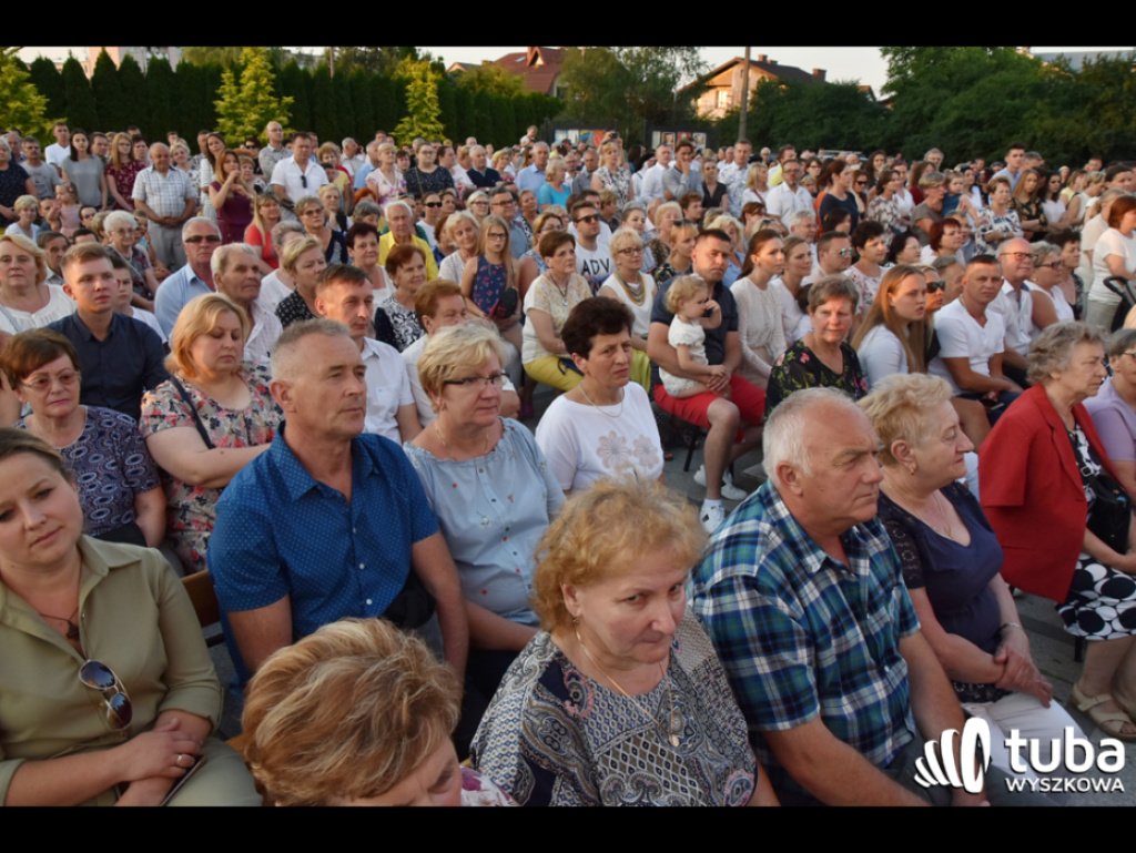 Uwielbienie poprzez śpiew i modlitwę. Cudowny koncert w Sanktuarium Św. Rodziny
