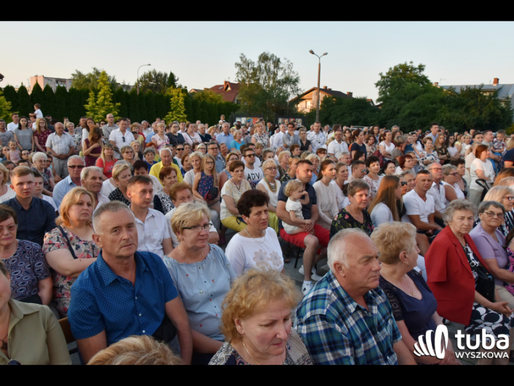 Uwielbienie poprzez śpiew i modlitwę. Cudowny koncert w Sanktuarium Św. Rodziny