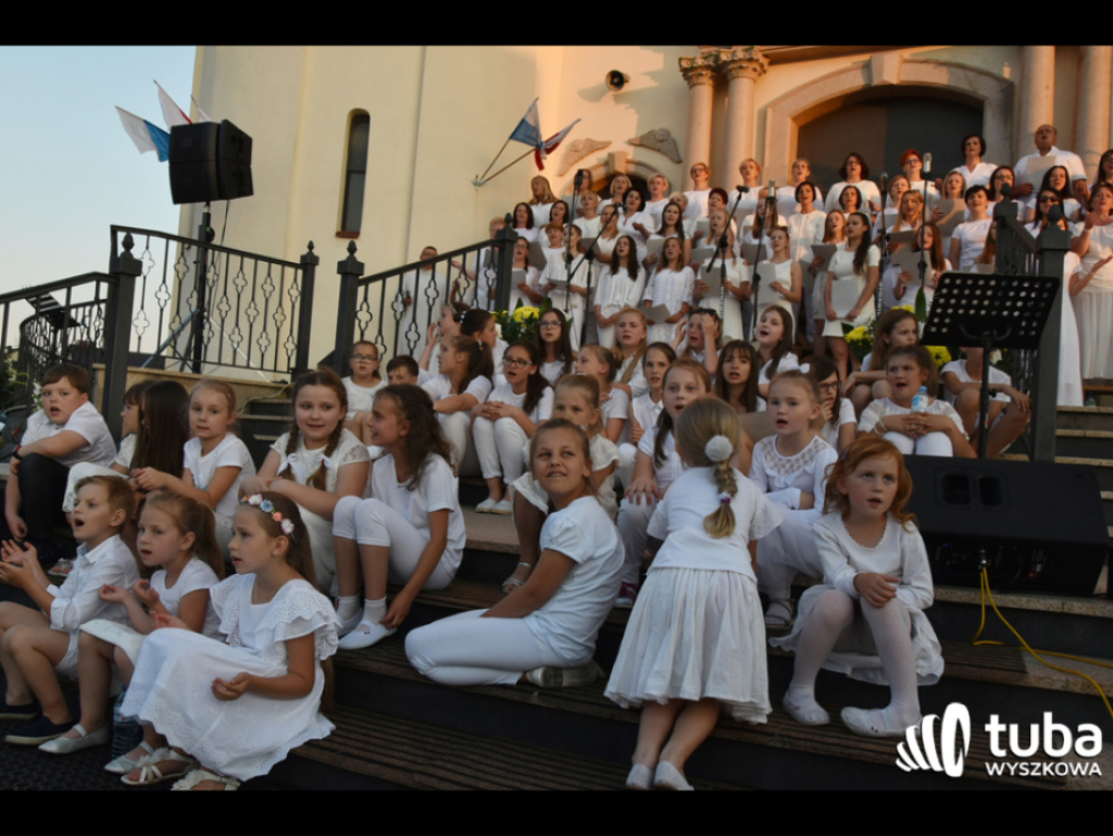 Uwielbienie poprzez śpiew i modlitwę. Cudowny koncert w Sanktuarium Św. Rodziny