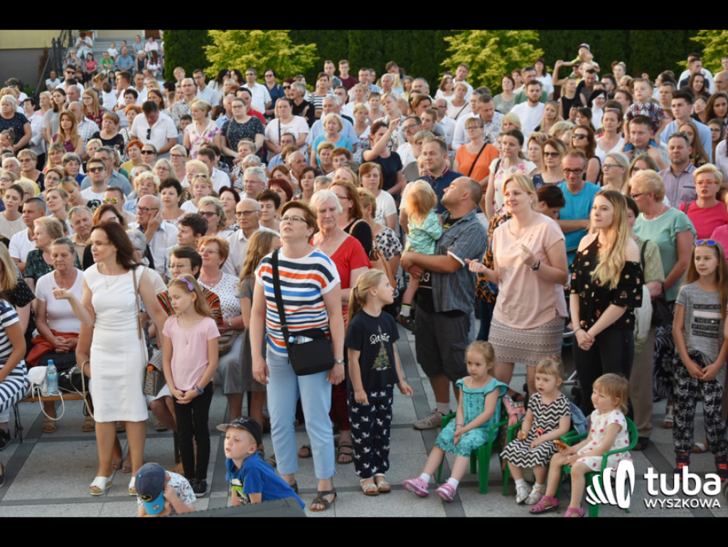 Uwielbienie poprzez śpiew i modlitwę. Cudowny koncert w Sanktuarium Św. Rodziny