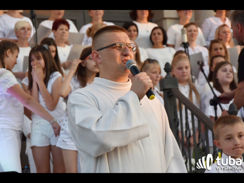 Uwielbienie poprzez śpiew i modlitwę. Cudowny koncert w Sanktuarium Św. Rodziny
