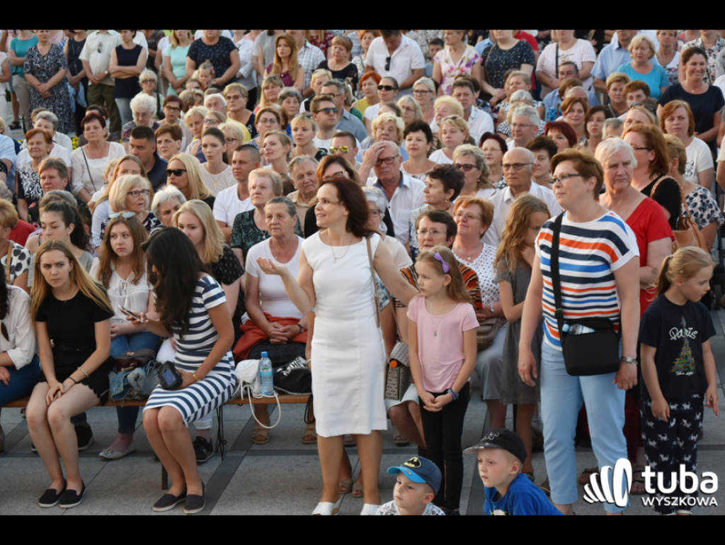 Uwielbienie poprzez śpiew i modlitwę. Cudowny koncert w Sanktuarium Św. Rodziny