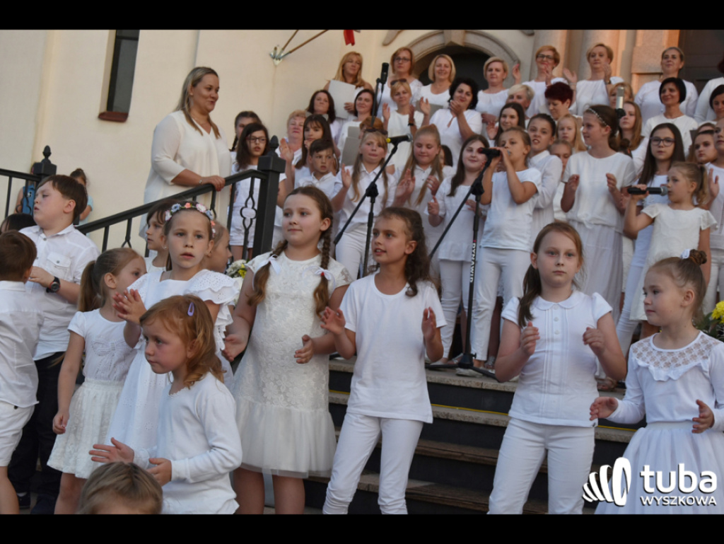 Uwielbienie poprzez śpiew i modlitwę. Cudowny koncert w Sanktuarium Św. Rodziny