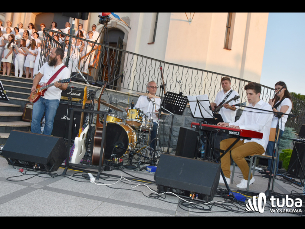 Uwielbienie poprzez śpiew i modlitwę. Cudowny koncert w Sanktuarium Św. Rodziny