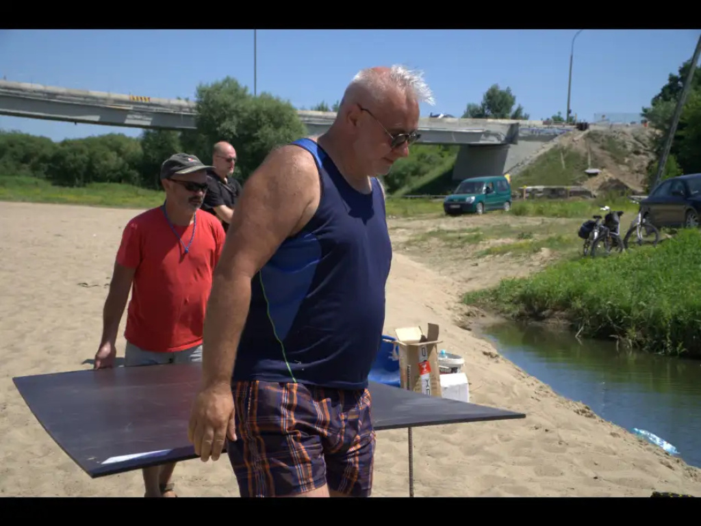 Tratwa zwodowana. W sierpniu wyruszy w rejs z Wyszkowa do Gdańska