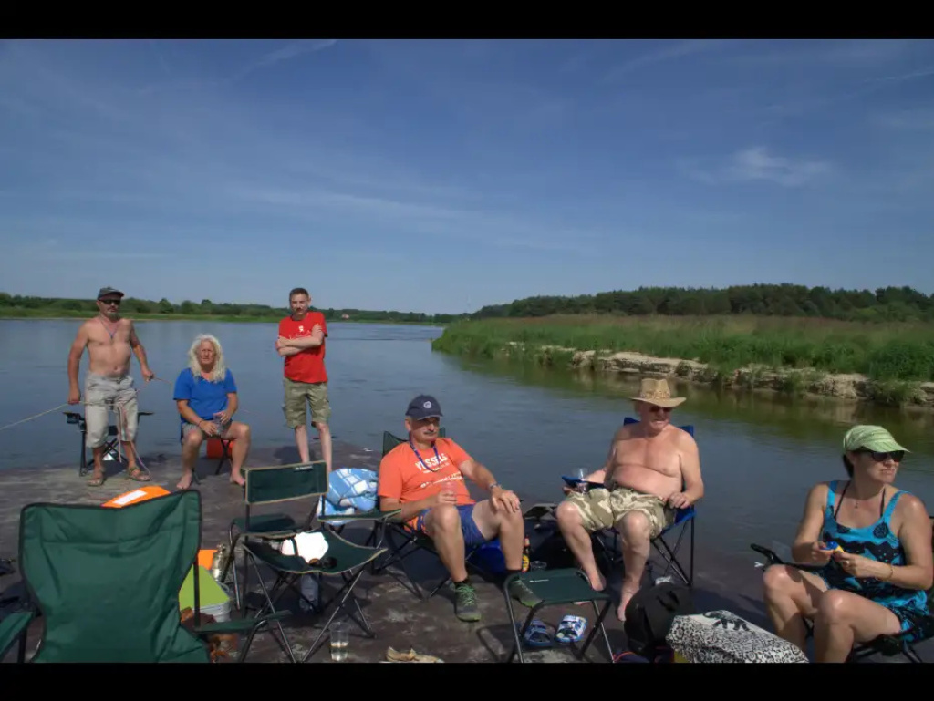 Tratwa zwodowana. W sierpniu wyruszy w rejs z Wyszkowa do Gdańska