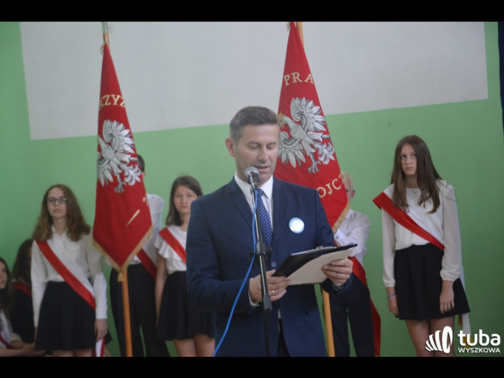 Dumni ze swego patrona. Szkoła Podstawowa w Leszczydole-Nowinach od 20 lat z Janem Pawłem II