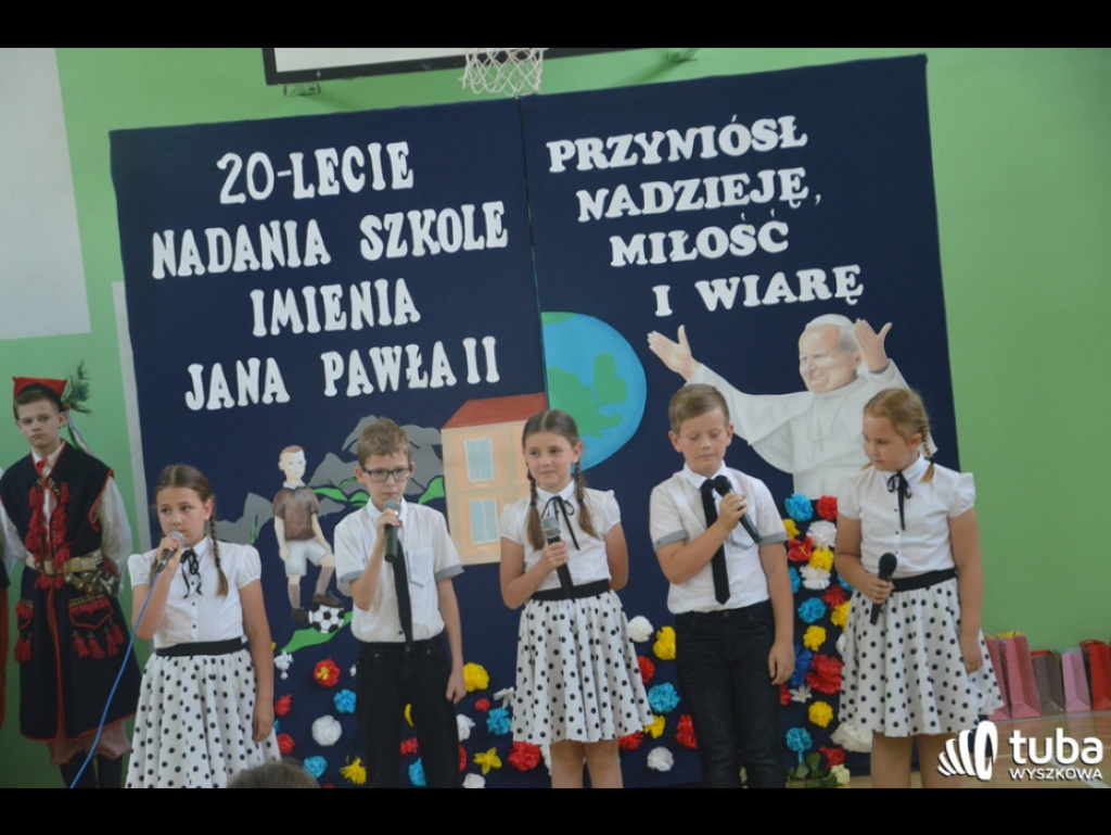 Dumni ze swego patrona. Szkoła Podstawowa w Leszczydole-Nowinach od 20 lat z Janem Pawłem II
