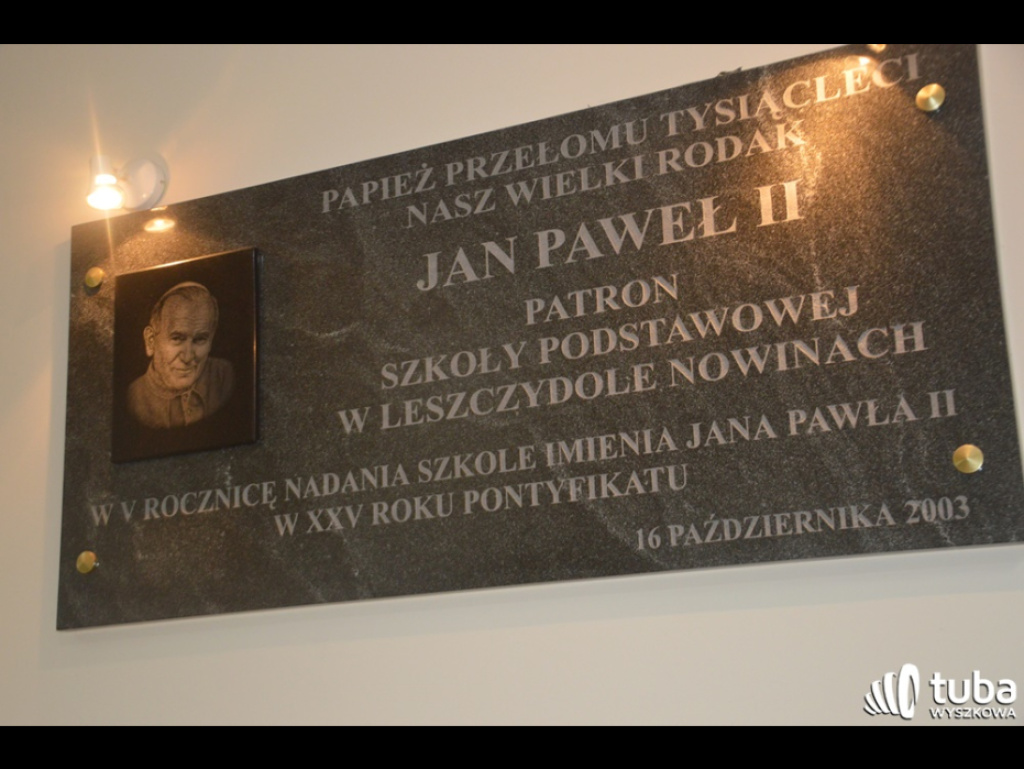 Dumni ze swego patrona. Szkoła Podstawowa w Leszczydole-Nowinach od 20 lat z Janem Pawłem II