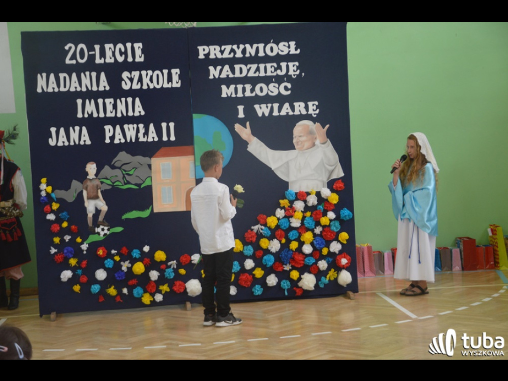 Dumni ze swego patrona. Szkoła Podstawowa w Leszczydole-Nowinach od 20 lat z Janem Pawłem II