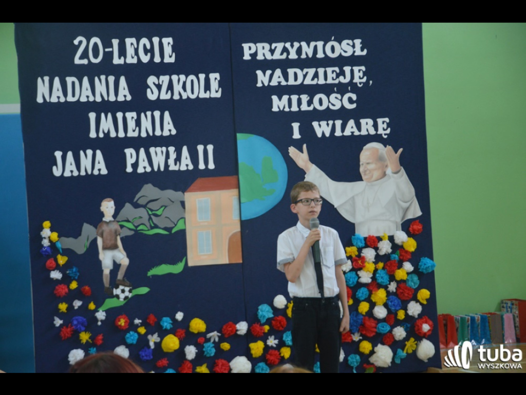 Dumni ze swego patrona. Szkoła Podstawowa w Leszczydole-Nowinach od 20 lat z Janem Pawłem II