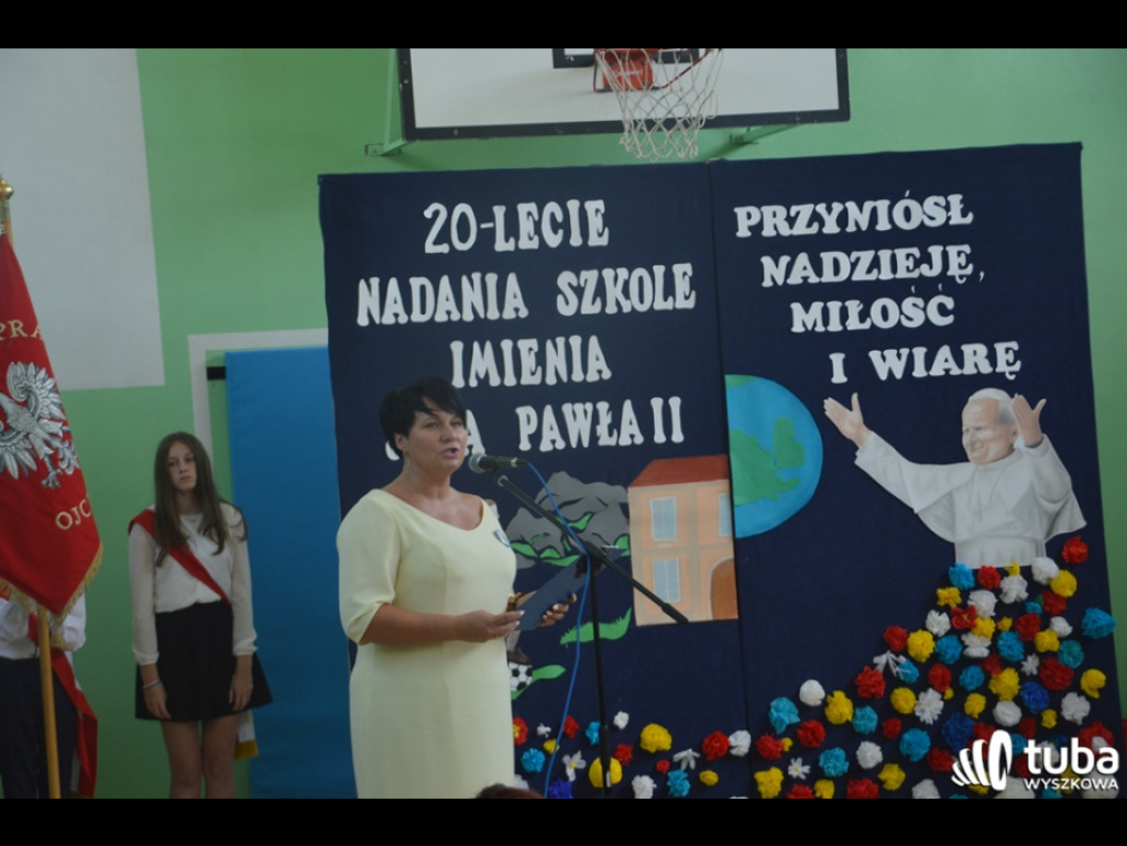 Dumni ze swego patrona. Szkoła Podstawowa w Leszczydole-Nowinach od 20 lat z Janem Pawłem II
