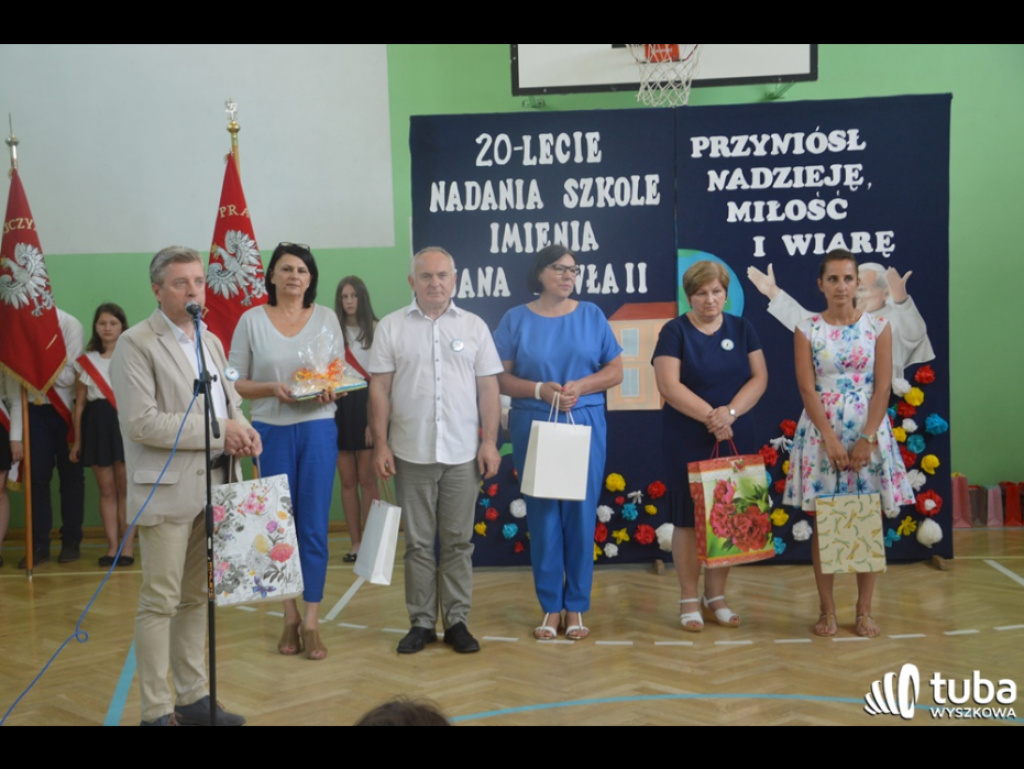 Dumni ze swego patrona. Szkoła Podstawowa w Leszczydole-Nowinach od 20 lat z Janem Pawłem II
