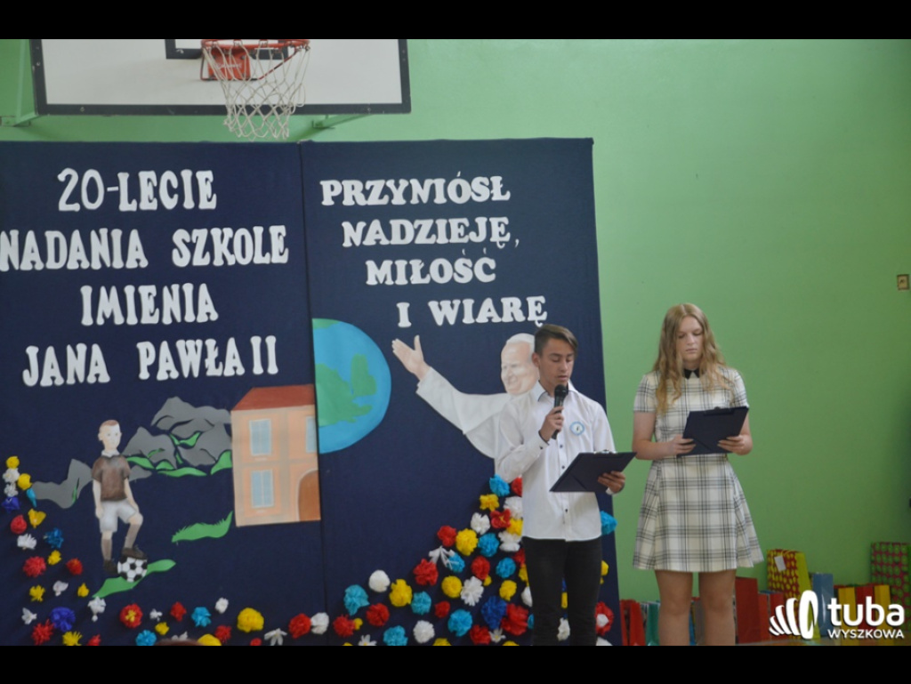 Dumni ze swego patrona. Szkoła Podstawowa w Leszczydole-Nowinach od 20 lat z Janem Pawłem II