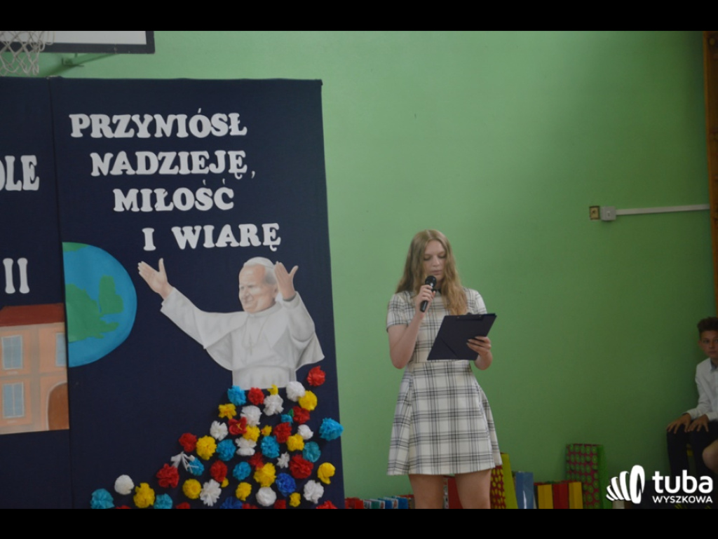 Dumni ze swego patrona. Szkoła Podstawowa w Leszczydole-Nowinach od 20 lat z Janem Pawłem II