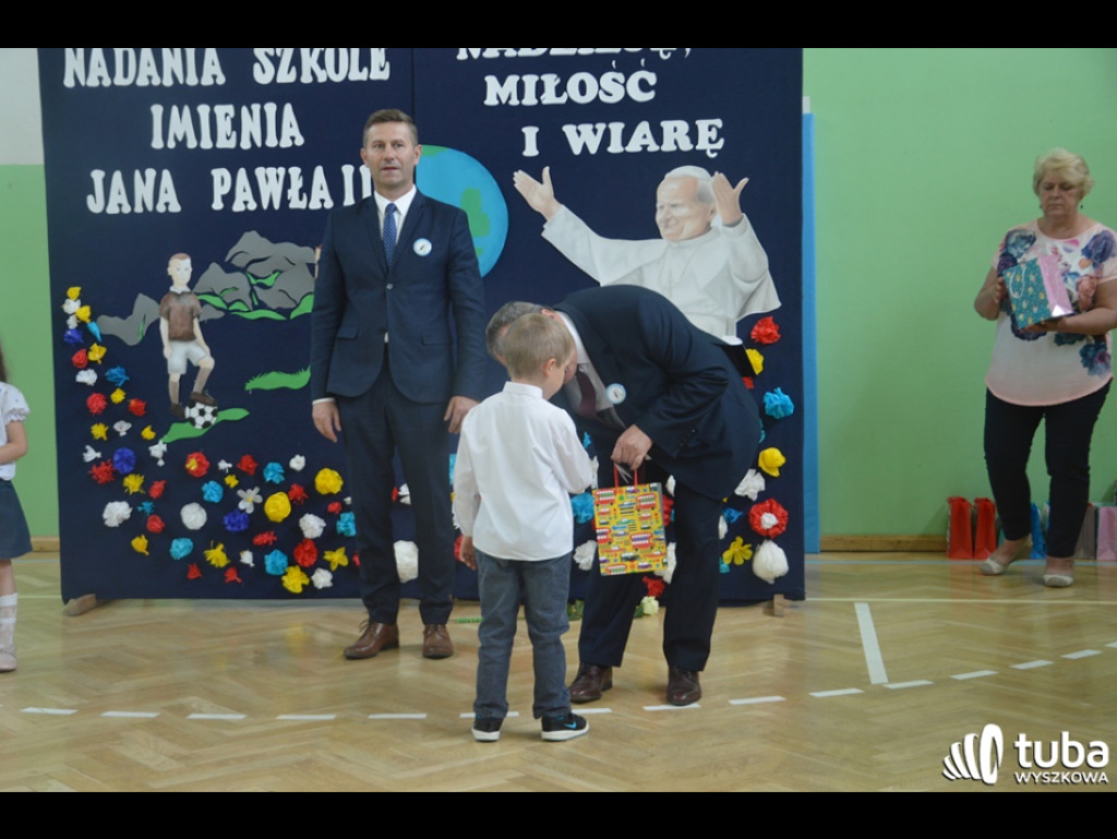 Dumni ze swego patrona. Szkoła Podstawowa w Leszczydole-Nowinach od 20 lat z Janem Pawłem II