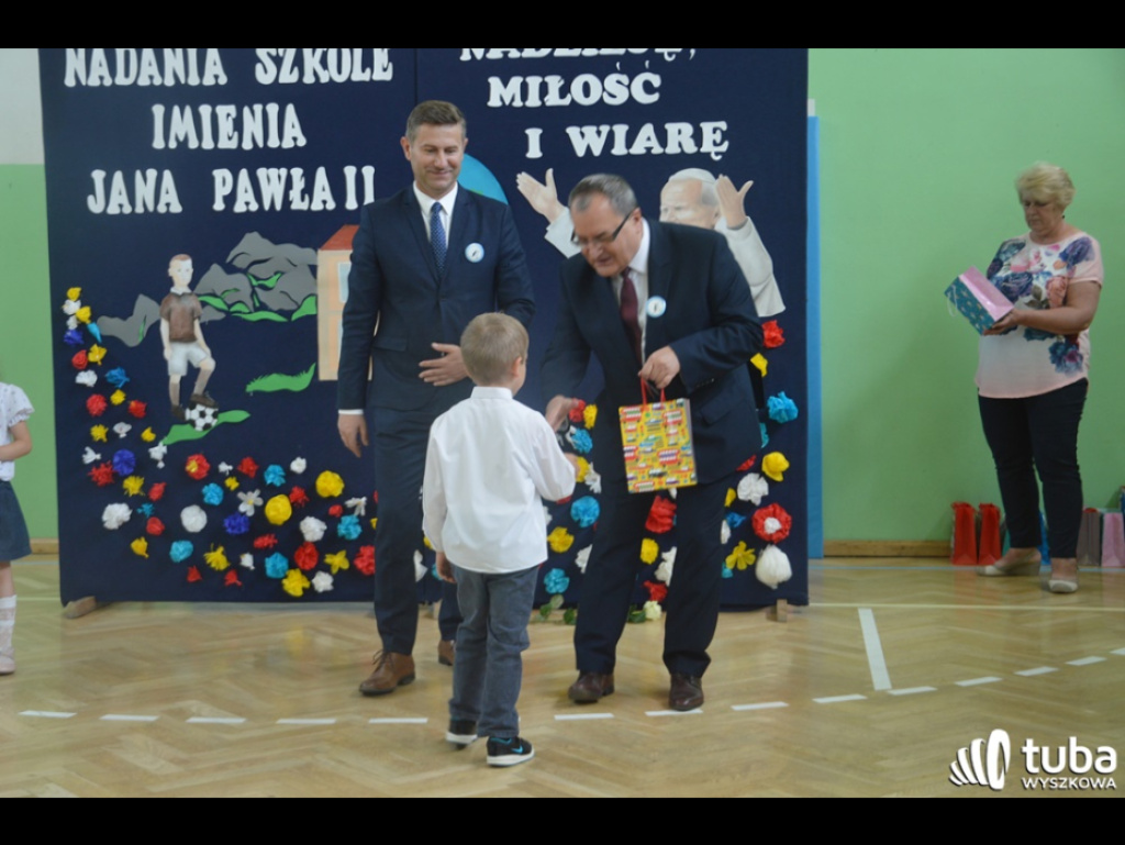 Dumni ze swego patrona. Szkoła Podstawowa w Leszczydole-Nowinach od 20 lat z Janem Pawłem II