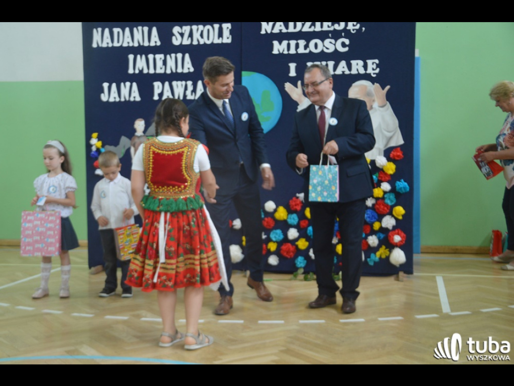 Dumni ze swego patrona. Szkoła Podstawowa w Leszczydole-Nowinach od 20 lat z Janem Pawłem II