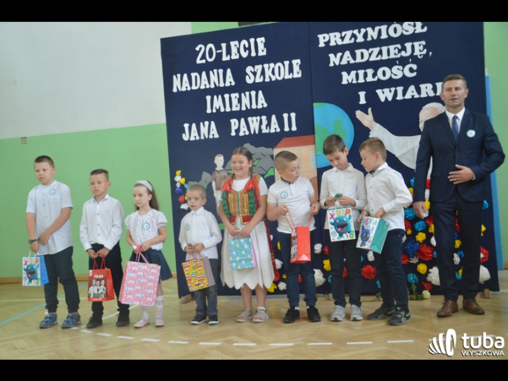 Dumni ze swego patrona. Szkoła Podstawowa w Leszczydole-Nowinach od 20 lat z Janem Pawłem II