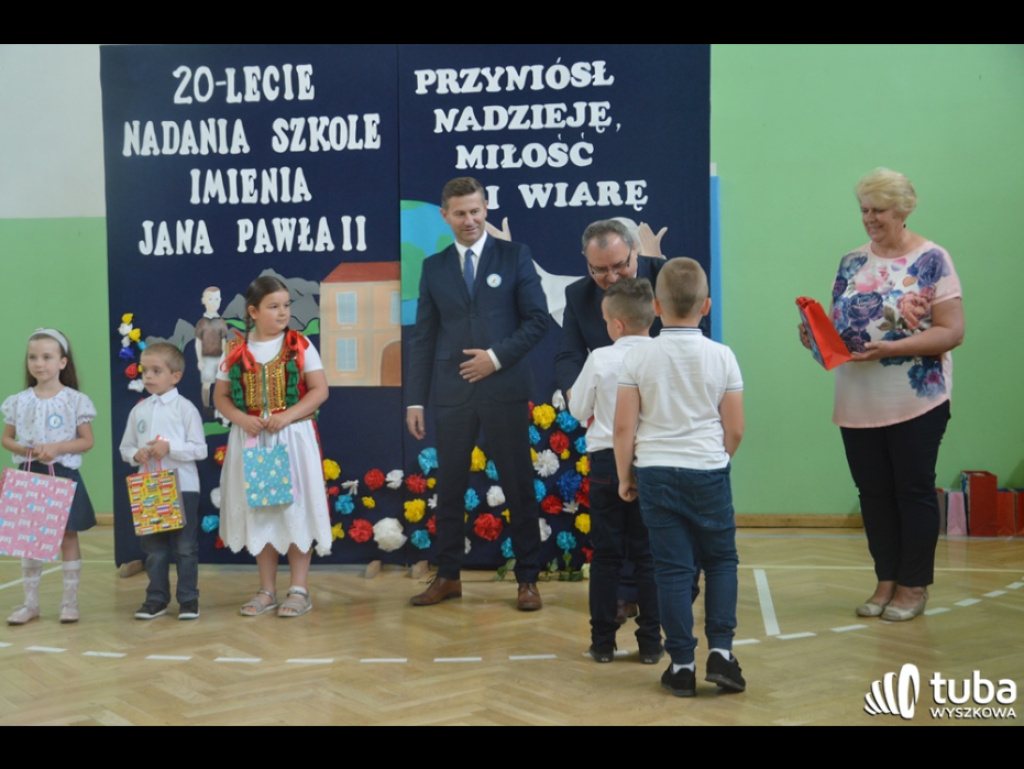 Dumni ze swego patrona. Szkoła Podstawowa w Leszczydole-Nowinach od 20 lat z Janem Pawłem II