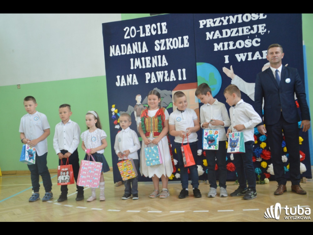 Dumni ze swego patrona. Szkoła Podstawowa w Leszczydole-Nowinach od 20 lat z Janem Pawłem II