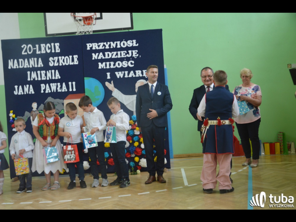 Dumni ze swego patrona. Szkoła Podstawowa w Leszczydole-Nowinach od 20 lat z Janem Pawłem II
