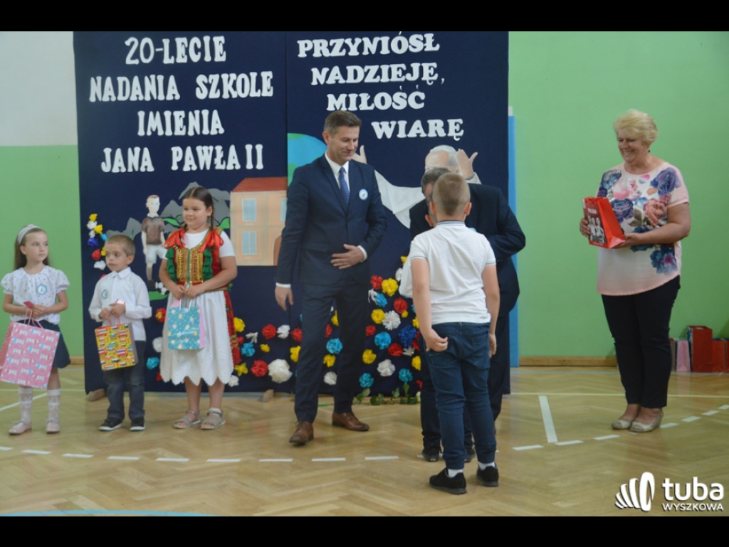 Dumni ze swego patrona. Szkoła Podstawowa w Leszczydole-Nowinach od 20 lat z Janem Pawłem II