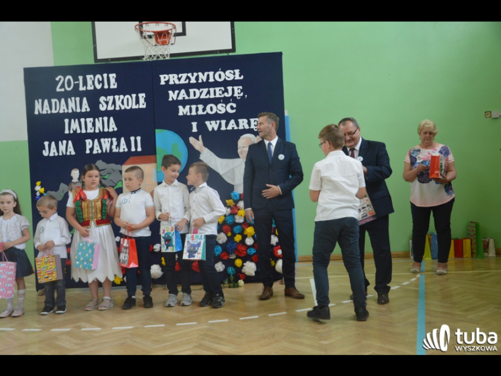 Dumni ze swego patrona. Szkoła Podstawowa w Leszczydole-Nowinach od 20 lat z Janem Pawłem II