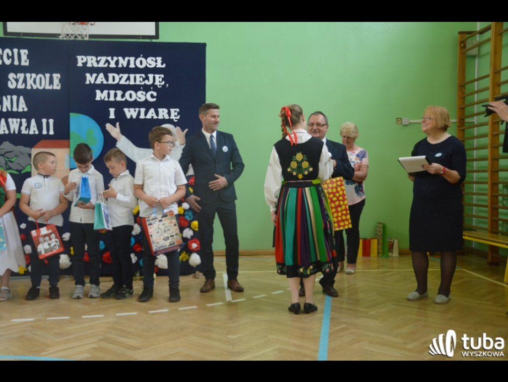 Dumni ze swego patrona. Szkoła Podstawowa w Leszczydole-Nowinach od 20 lat z Janem Pawłem II