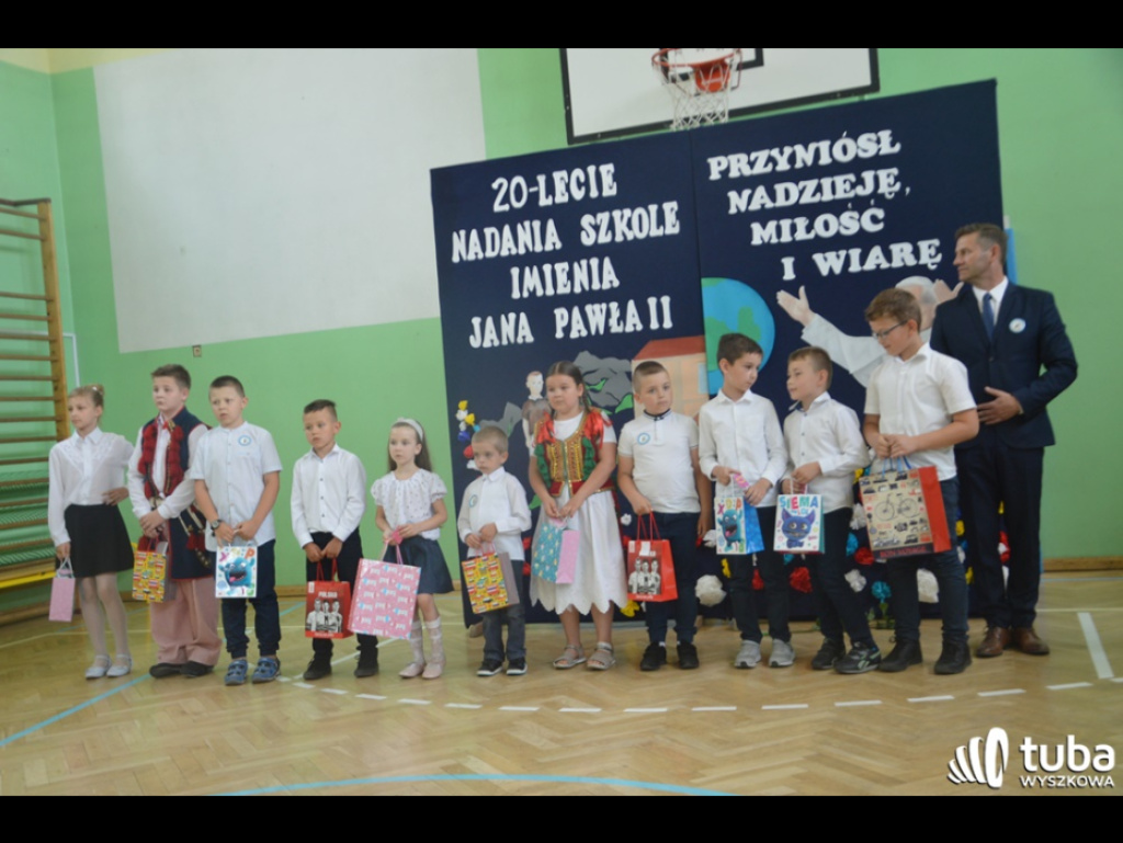 Dumni ze swego patrona. Szkoła Podstawowa w Leszczydole-Nowinach od 20 lat z Janem Pawłem II